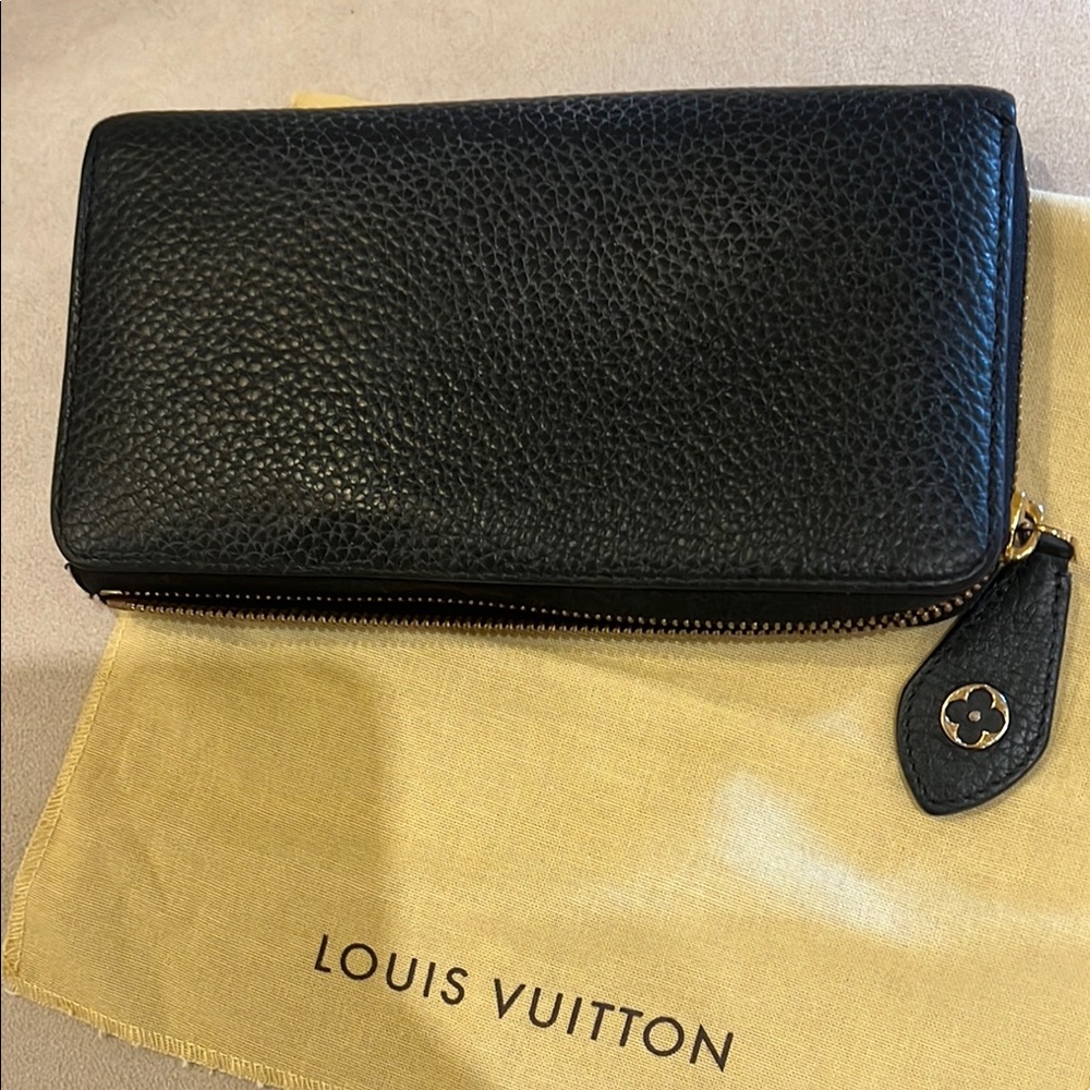 Louis Vuitton wallet  Pebbled Leather